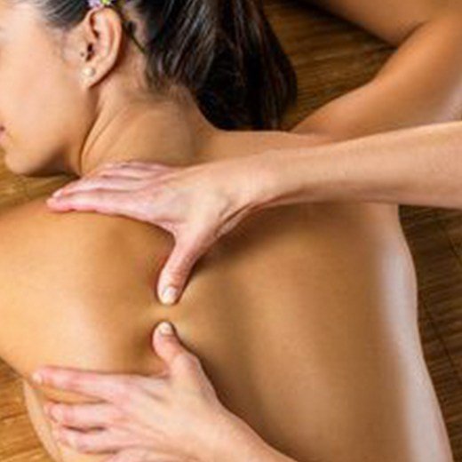 Hände bei einer Akupressur-Massage an der Schulter